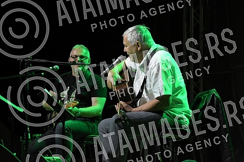 Singer Zoran Predin held a promotion of the book - Mongolian stains in the courtyard of the University and then a songwriting concert.Pevac Zoran Predin odrzao je promociju knjige - Mongolske mrlje u dvoristu Univerziteta a zatim i kantautorski konc