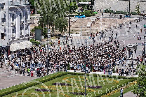 raduates of nis secondary vocational schools and grammar schoolsdanced the traditional Prom at the King of Milan Square at noon to the sounds of waltzes, which symbolically ended their schooling.Maturanti niskih srednjih strucnih skola i gimnazija 