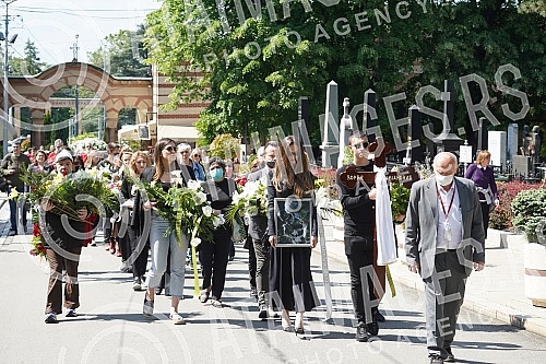 One of the greatest Serbian and Yugoslav singers of popular music, Djordje Marjanovic, was buried in the Alley of Merited Citizens at the New Cemetery.Jedan od najvecih srpskih i jugoslovenskih pevaca zabavne muzike Djordja Marjanovica sahranjen je