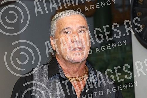 The famous Split tenor Goran Karan, after two big successful concerts in the Serbian capital in 2018 and 2019, returned to the Big Stage of the mts Dvorana.Proslavljeni splitski tenor Goran Karan, nakon dva velika uspesna koncerta u srpskoj preston