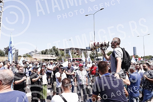 Workers of Kragujevac's Fiat blocked the highway near the Sava Center in Belgrade, as they announced because even after several rounds of negotiations they did not reach a solution with the Government of Serbia and the company on guarantees that ther
