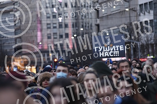  Protest for safe air no.4 started in Terazije, organized by a group of citizens of the Eco Guard, and after the address of the speakers, a walk to the Government of Serbia was announced.Na Terazijama je poceo protest Protest za bezopasan vazduh no