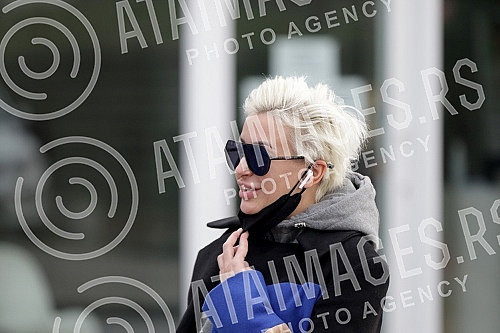 Television presenter Dusica Jakovljevic released from the clinic where she underwent surgery - breast augmentation.Televizijska voditeljka Dusica Jakovljevic izlazi iz klinike gde se podvrgla operaciji - povecanje grudi.