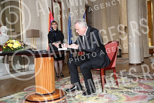 Tomislav Nikolic, predsednik Republike Srbije upisuje se u knjigu zalosti u ambasadi Republike Francuske povodom trodnevne zalosti i teroristickih napada u Parizu.