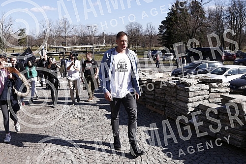 Environmental activists who had previously camped in front of the Presidency for six days, demanding a complete ban on lithium and pine mining in Serbia, blocked New Belgrade in front of the Palace of Serbia.
Ekoloski aktivisti koji su prethodno ses Environmental activists who had previously camped in front of the Presidency for six days, demanding a complete ban on lithium and pine mining in Serbia, blocked New Belgrade in front of the Palace of Serbia.
Ekoloski aktivisti koji su prethodno ses