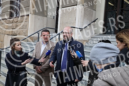 The Ajmo ljudi coalition organized a press conference in front of the Administrative Court on the occasion of the violation of the law by the GIK, which did not decide on the complaints within the legal deadline.Koalicija Ajmo ljudi je organizovala