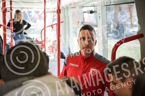 Red Star players have organized clubs with fans prior to the continuation of the Super League season - a tram ride through Belgrade.Fudbaleri Crvene zvezde organizovali su druzenje sa navijacima pred nastavak sezone u Superligi - voznjom tramvajem p