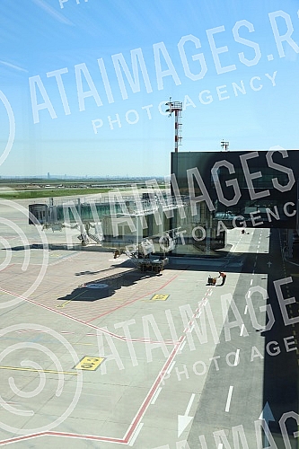 At the Nikola Tesla Airport, on the occasion of the opening of the newly built part of the passenger terminal, the General Manager of Belgrade Airport, Francois Berisot, addressed the audience. Na aerodromu Nikola Tesla povodom otvaranja novoizgrad