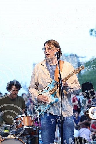 The Museum of Yugoslavia marked the Youth Day with a concert by Rambo Amadeus, and the program was held in a fountain on the plateau in front of the Museum, which officially started this year 's exciting program SUMMER AT THE MUSEUM 2022.Koncertom 