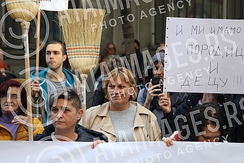 Aunties, janitors and other technical staff protested over having to pay court costs for the cases they lost.
Tetkice, domari i drugo tehnicko osoblje protestvovali su zbog obaveze da plate sudske troskove za sporove koje su izgubili. Aunties, janitors and other technical staff protested over having to pay court costs for the cases they lost.
Tetkice, domari i drugo tehnicko osoblje protestvovali su zbog obaveze da plate sudske troskove za sporove koje su izgubili.