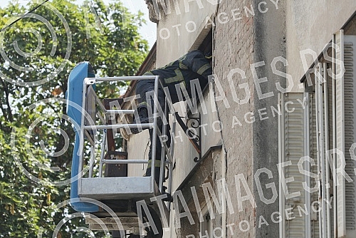 Residents of Vidovdanska Street, whose building collapsed two weeks ago, are taking over personal belongings from the ruins today, with the help of firefighters, ie personal documents, photographs, and favorite memories.Stanari Vidovdanske ulice, c