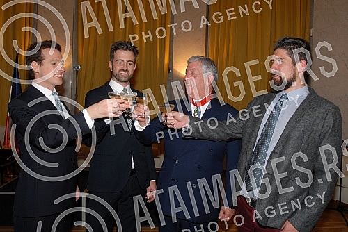 Dekretom predsednika Republike Francuske, Fransoa Olanda, prestolonaslednik Aleksandar Karadjordjevic odlikovan je najvisim francuskim odlikovanjem, ordenom Legije casti u rangu komandira. Orden urucila ambasadorka Republike Francuske u Srbiji Kristi