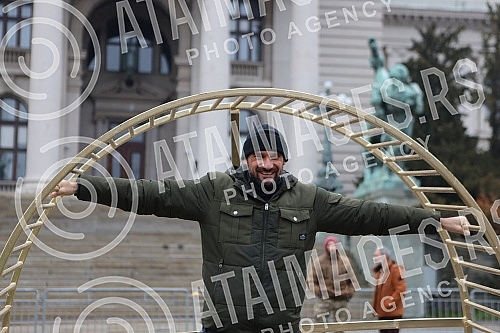 Street artist and architect Andrej Josifovski, better known as the Pianist, set up a new, unusual installation in front of the National Assembly of Serbia as part of the 