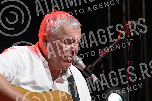 Singer Zoran Predin held a promotion of the book - Mongolian stains in the courtyard of the University and then a songwriting concert.Pevac Zoran Predin odrzao je promociju knjige - Mongolske mrlje u dvoristu Univerziteta a zatim i kantautorski konc