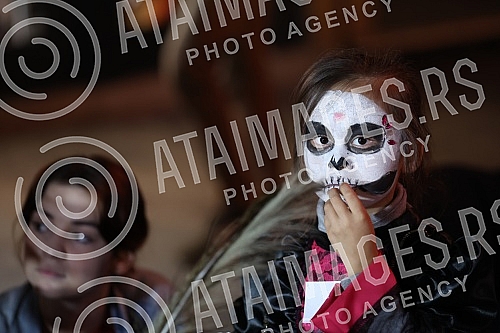 The Embassy of Mexico in Serbia and the Cervantes Institute in Belgrade mark the famous Mexican holiday Day of the Dead with a big celebration and presentation of the traditional altar of the dead.Ambasada Meksika u Srbiji i Institut Servantes u Be