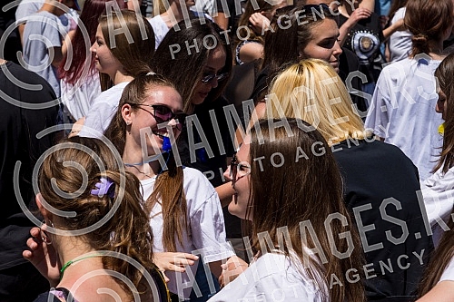 raduates of nis secondary vocational schools and grammar schoolsdanced the traditional Prom at the King of Milan Square at noon to the sounds of waltzes, which symbolically ended their schooling.Maturanti niskih srednjih strucnih skola i gimnazija 