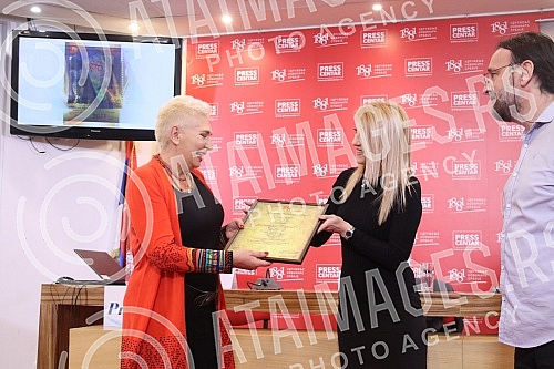 The annual awards ceremony of the Association of Journalists of Serbia was held on UNS Day, December 21 at the Press Center of the Association of Journalists of Serbia.Svecano urucenje godisnjih nagrada Udruzenja novinara Srbije odrzano je na Dan U