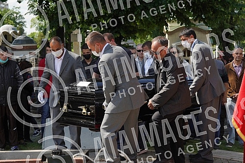 One of the greatest Serbian and Yugoslav singers of popular music, Djordje Marjanovic, was buried in the Alley of Merited Citizens at the New Cemetery.Jedan od najvecih srpskih i jugoslovenskih pevaca zabavne muzike Djordja Marjanovica sahranjen je