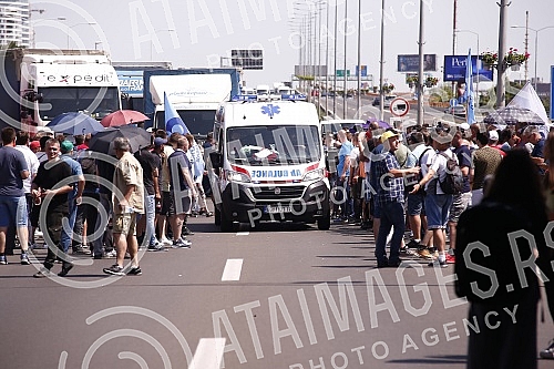 Workers of Kragujevac's Fiat blocked the highway near the Sava Center in Belgrade, as they announced because even after several rounds of negotiations they did not reach a solution with the Government of Serbia and the company on guarantees that ther