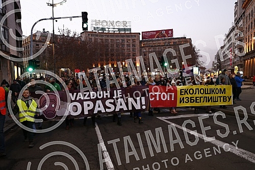  Protest for safe air no.4 started in Terazije, organized by a group of citizens of the Eco Guard, and after the address of the speakers, a walk to the Government of Serbia was announced.Na Terazijama je poceo protest Protest za bezopasan vazduh no