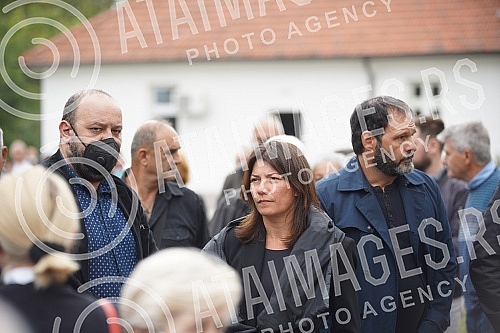 Family, friends, colleagues began to gather in the Church of the Holy Trinity in Kumodraz to pay their last respects to the late actor Milan Lanet Gutovic and to send him to eternal rest.Porodica, prijatelji, kolege poceli su da se okupljaju u Crkv