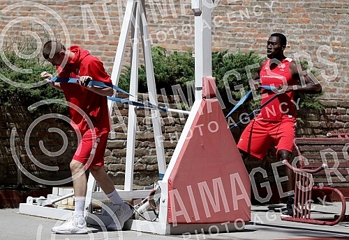 Red Star basketball players are returning to rhythm during training after a two-month break due to coronavirus pandemic. Kosarkasi Crvene zvezde se na treningu vracaju  u ritam posle dvomesecne pauze zbog pandemije korona virusa.