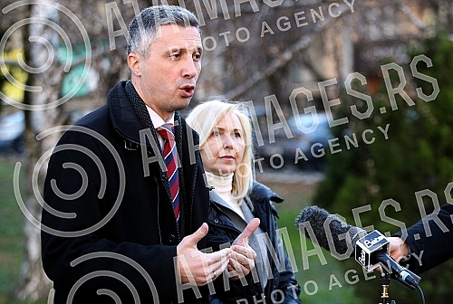 President of Dveri Bosko Obradovic held a press conference in front of the building of the Ministry of defense of Serbia.Predsednik Dveri Bosko Obradovic odrzao je konferenciju za novinare, ispred zgrade Ministarstva odbrane Srbije.
