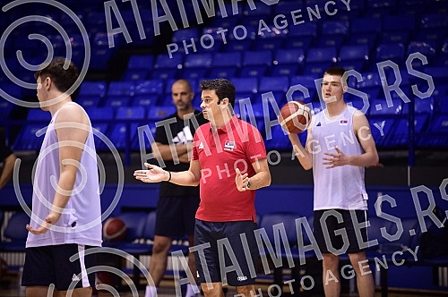 The second day of the Dusan Ivkovic Belgrade Basketball Clinic, organized by the Association of Basketball Coaches of Serbia, is held at the Ranko Zeravica Sports Hall in New Belgrade.Drugi dan Beogradske kosarkaske klinika Dusan Ivkovic u organiza