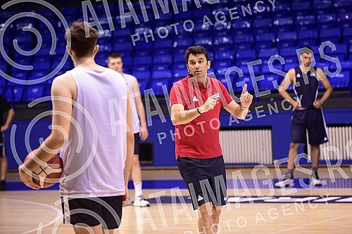 The second day of the Dusan Ivkovic Belgrade Basketball Clinic, organized by the Association of Basketball Coaches of Serbia, is held at the Ranko Zeravica Sports Hall in New Belgrade.Drugi dan Beogradske kosarkaske klinika Dusan Ivkovic u organiza