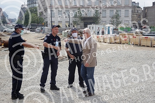 Setting up of he monument to Stefan Nemanja on the plateau of Sava Square has begun. Pocelo postavljanje spomenika Stefanu Nemanji na platou Savskog trga.