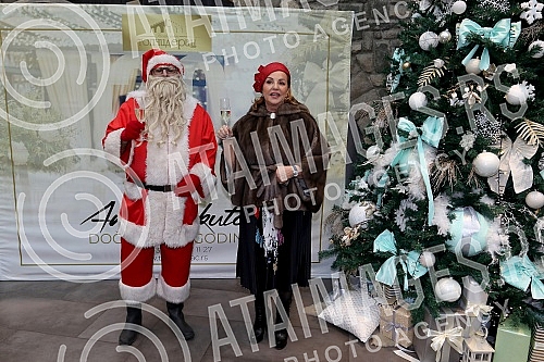 Ana Bekuta with the media before the second concert, on December 29th at the Sava Center and on the occasion of the announcement of her appearance at Topciderac restaurant for the New Year.
na Bekuta sa medijama pred drugi koncert, 29. decembra u Sav Ana Bekuta with the media before the second concert, on December 29th at the Sava Center and on the occasion of the announcement of her appearance at Topciderac restaurant for the New Year.
na Bekuta sa medijama pred drugi koncert, 29. decembra u Sav