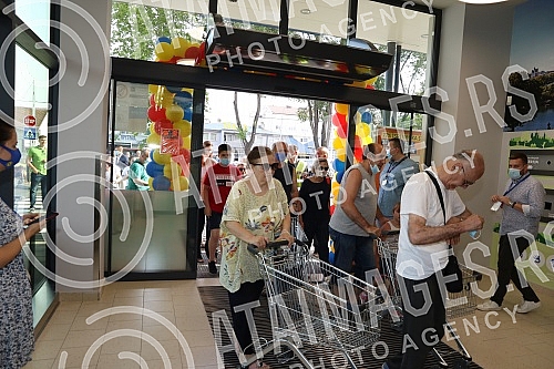 Lidl Serbia has opened a new store in Belgrade, in Karaburma, which is the 51st store of this chain in Serbia.Lidl Srbija otvorio je novu prodavnicu u Beogradu, na Karaburmi, koja cini 51. prodajni objekat ovog lanca u Srbiji.