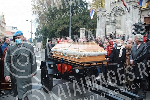 The column with the remains of Patriarch Irinej set off from the Cathedral of St. Archangel Michael in the Temple of Saint Sava.Kolona sa zemnim ostacima patrijarha Irineja krenula je iz Saborne crkve Sv. Arhangela Mihaila u Hram Svetog Save.