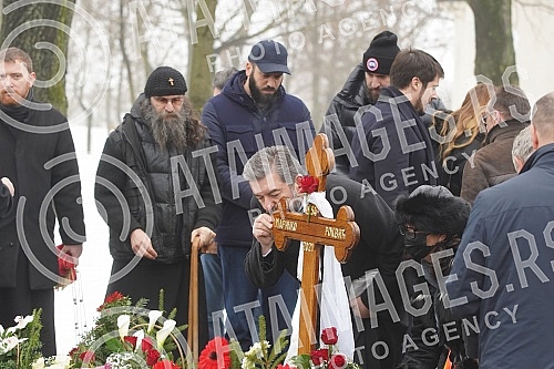 A memorial service on the occasion of the 40th day since the death of Marinko Rokvic was held at the Bezanijsko cemetery.Pomen povodom 40 dana od smrti Marinka Rokvica sluzen je na Bezanijskom groblju.