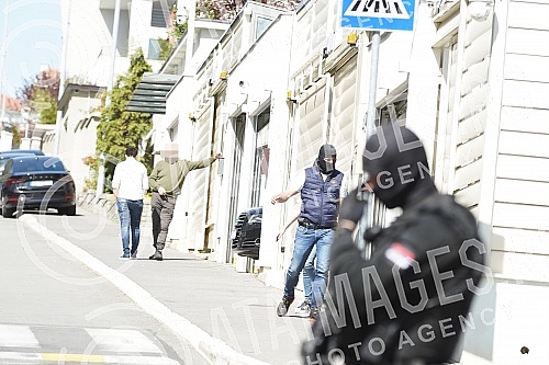 Strong police forces are still blocking the street where Darko Saric's villa is located, who was arrested as part of a major international operation led by Europol and Eurojust.Jake policijske snage jos uvek drze u blokdi ulicu u kojoj se nalazi vi