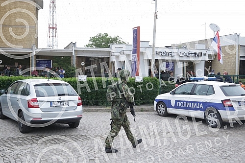 Units of the Serbian Army took over the security of the reception center in Adasevci, which is located on the Belgrade-Zagreb highway, in order to protect the safety of the citizens of Shida from migrants.