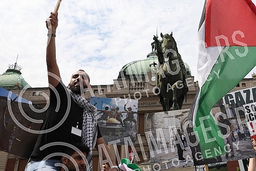 A rally in support of the Palestinian people in Jerusalem was held at the Monument to Prince Mikhail on Republic Square, organized by the Palestinian Diaspora in Serbia. Kod Spomenika knezu Mihailu, na Trg Republike odrzan skup podrske palestinskom