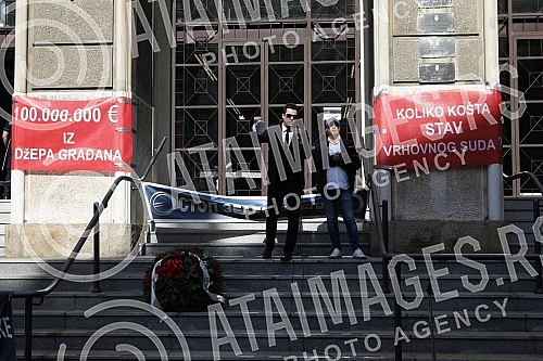Lawyers protest against the disputed positions of the Supreme Court of Cassation (SCC) regarding the costs of processing bank loans and collecting insurance premiums.
Protest advokata zbog spornih stavova Vrhovnog kasacionog suda (VKS) u vezi sa sa Lawyers protest against the disputed positions of the Supreme Court of Cassation (SCC) regarding the costs of processing bank loans and collecting insurance premiums.
Protest advokata zbog spornih stavova Vrhovnog kasacionog suda (VKS) u vezi sa sa