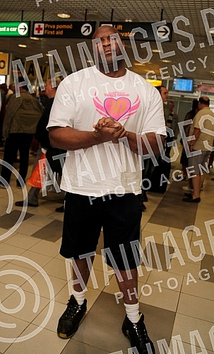 American MMA fighter Bob Sapp arrived in Belgrade tofight with Dusan Panajotovic.Americki MMA borac Bob Sap stigaou Beograd na mec sa Dusanom Panajotovicem. 