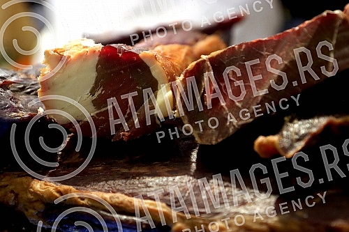 The Banja Luka Winter 2021/2022 event is being held in Petar Kocic Park, and over 100,000 lamps and lanterns have lit up Banja Luka this winter.Manifestacija Banjalucka zima 2021/2022 odrzava se u parku Petar Kocic, a Banjaluku je ove zime osvetlelo 