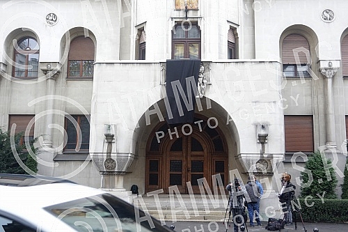 Due to the death of Patriarch Irinej, a large black flora was raised at the entrance to the Patriarchate of the Serbian orthodox church.
Zbog smrti patrijarha Irineja na ulazu u Patrijarsiju Srpske pravoslavne crkve podignut je veliki crni flor. Due to the death of Patriarch Irinej, a large black flora was raised at the entrance to the Patriarchate of the Serbian orthodox church.
Zbog smrti patrijarha Irineja na ulazu u Patrijarsiju Srpske pravoslavne crkve podignut je veliki crni flor.