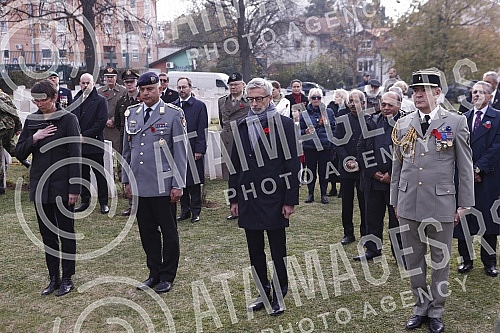 By laying wreaths at the Commonwealth Cemetery, the British Embassy in Serbia marked World War I Armistice Day, and the ceremony was led by British Ambassador Sian MacLeod. Polaganjem venaca na groblju Komonvelta, ambasada Velike Britanije u Srbiji