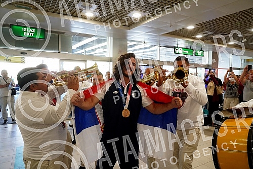 The representative of Serbia in wrestling, Zurab Datunashvili, the winner of the bronze Olympic medal at the Games in Tokyo, arrived in Serbia and on that occasion, a press conference was held at the Nikola Tesla Airport.Reprezentativac Srbije u rv