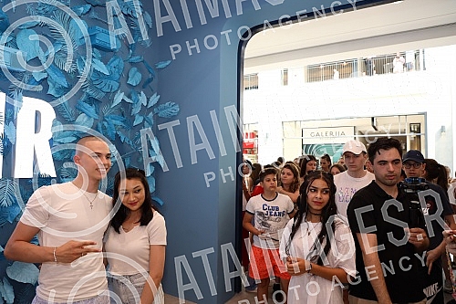 Voyage in WTF Open Air radio in TC Gallery - socializing with fans.Voyage u WTF Open Air radiju u TC Galerija - druzenje sa fanovima.