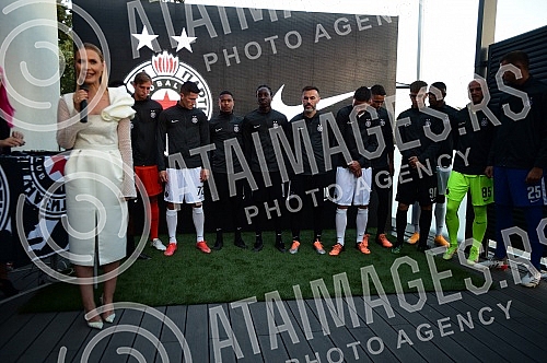 The official promotion of the new set of Nike FK Partizan jerseys for the 2022/23 season was held in the VIP Lounge above the center line of the Partizan stadium.Svecana promocija nove garniture Nike dresova FK Partizan za sezonu 2022/23 odrzana je
