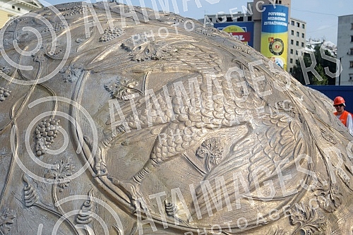 Setting up of he monument to Stefan Nemanja on the plateau of Sava Square has begun. Pocelo postavljanje spomenika Stefanu Nemanji na platou Savskog trga.