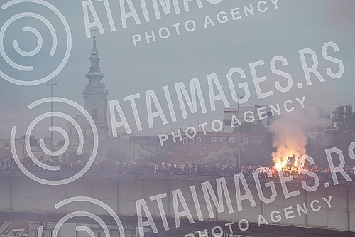 Zvezda's ball on the water - a spectacular celebration of the 32nd title of Serbian champion of fans and football players.Zvezdin bal na vodi - spektakularna proslava 32. titulu sampiona Srbije navijaca i fudbalera.