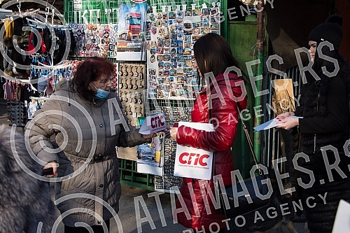 The youth of the SPS, led by the low MP Nina Pavicevic, talked to the citizens and handed out calendars to them.Omladina SPSa na celu sa niskom poslanicom Ninom Pavicevic pricla je sa sugrdjanima i delila im kalendare.