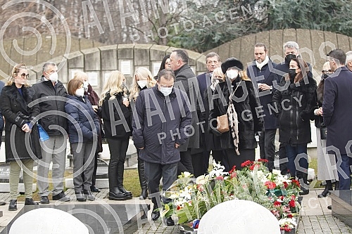 A memorial service on the occasion of the 40th day since the death of Milutin Mrkonjic was held at the New Cemetery.
Pomen povodom 40 dana od smrti Milutina Mrkonjica odrzan je na Novom groblju. A memorial service on the occasion of the 40th day since the death of Milutin Mrkonjic was held at the New Cemetery.
Pomen povodom 40 dana od smrti Milutina Mrkonjica odrzan je na Novom groblju.