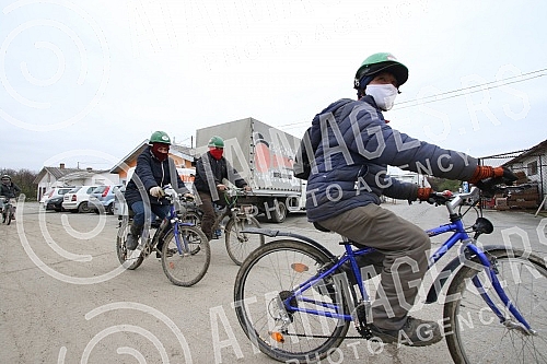 About 500 workers from Vietnam are housed in an improvised settlement near the Linglong construction site in Zrenjanin in overcrowded barracks and extremely inhumane conditions.Oko 500 radnika iz Vijetnama smesteno je u improvizovanom naselju u bli